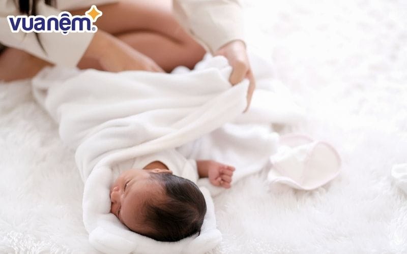 Phương pháp quấn nhộng cho bé là một trong những kỹ năng quan trọng mà ba mẹ cần phải chuẩn bị trước