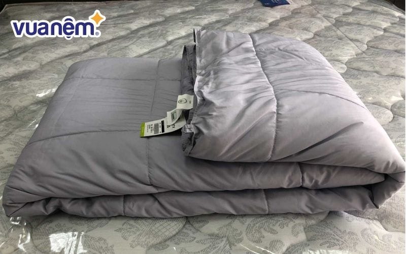 Chăn bông mỏng nhẹ là giải pháp thay thế tuyệt vời cho chăn lông vũ trong những ngày hè