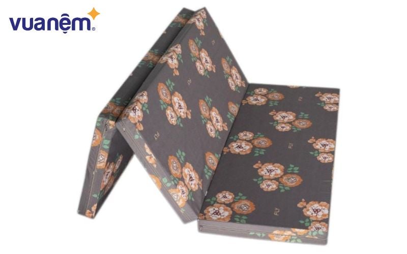 Nệm bông ép là một sản phẩm tiện dụng bởi tính năng gấp gọn, dễ dàng di chuyển cũng như vệ sinh