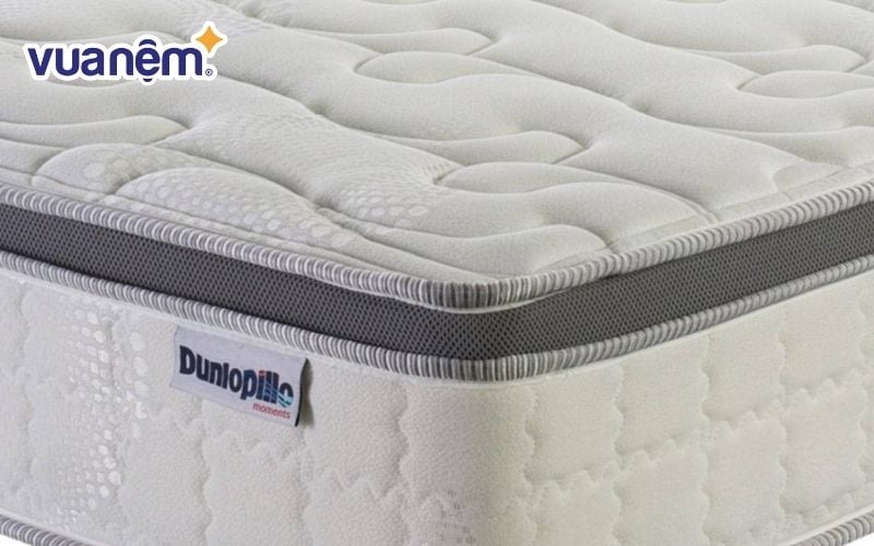 Nhận biết nệm cao su Dunlopillo chính hãng bằng logo và tên thêu trên nệm