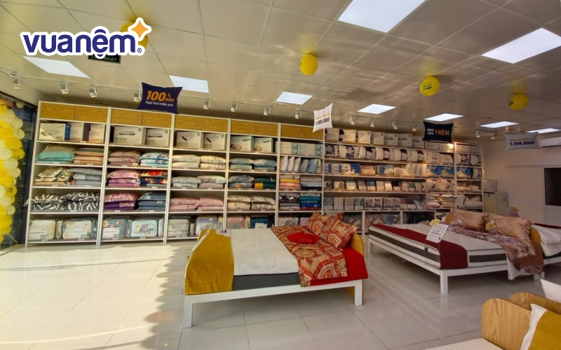 Showroom Vua Nệm tại TPHCM vô cùng rộng rãi, được nằm thử trước khi mua nệm