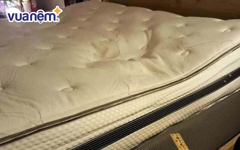 Chất lượng và thói quen sử dụng nệm khiến nệm lò xo bị lún