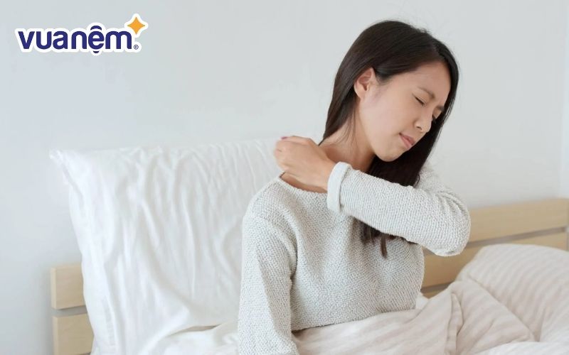 Nệm lò xo bị lún ảnh hưởng đến cổ, vai, gáy