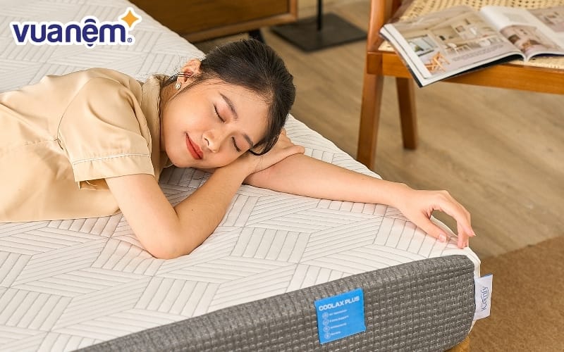 Yếu tố đầu tiên bạn cần biết đó chính là chọn một chiếc nệm có độ cứng vừa phải.