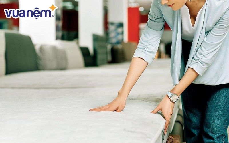 Một chiếc nệm có độ cứng vừa phải mang đến sự cân bằng cho người nằm, phù hợp nhất cho người bị đau hông