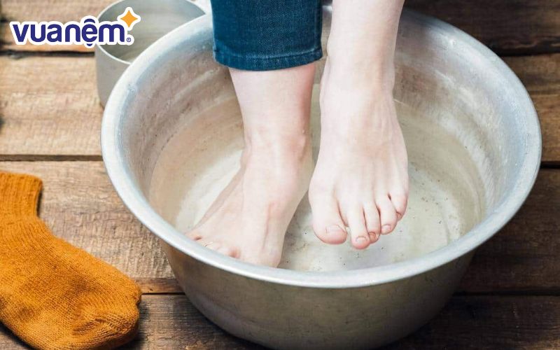 Ngâm chân bằng nước ấm trước khi ngủ thúc đẩy tuần hoàn máu