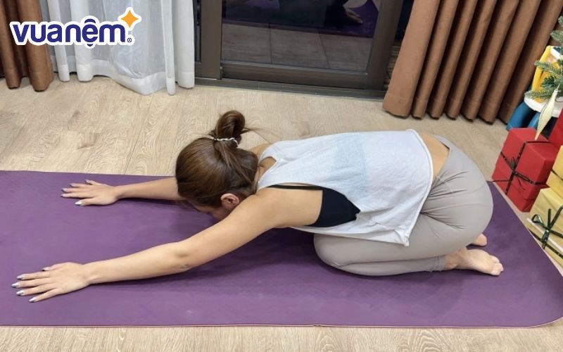 Căng giãn cơ là một bài tập rất tốt cho sức khỏe của bạn trước khi đi ngủ.