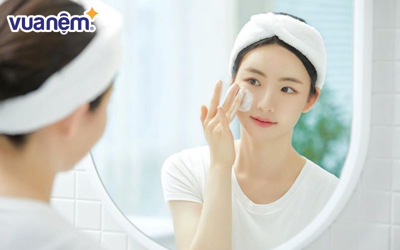 Dù có bận rộn hay mệt mỏi đến đâu cũng đừng quên tẩy trang kỹ trước khi đi ngủ