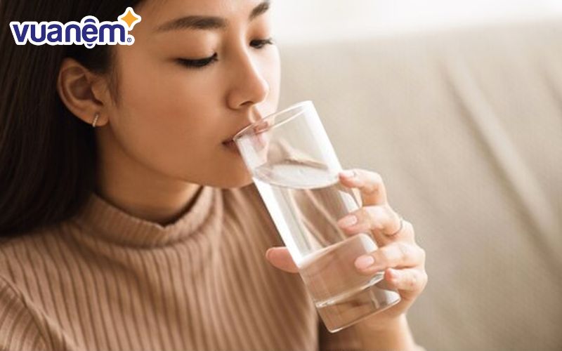 Một ly nước ấm giúp duy trì độ ẩm cho cơ thể, hỗ trợ lưu thông máu và thải độc nhẹ nhàng trong lúc ngủ