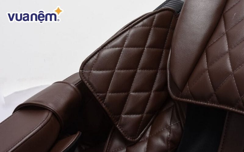 Xem xét chất liệu và độ thoáng khí của da ghế