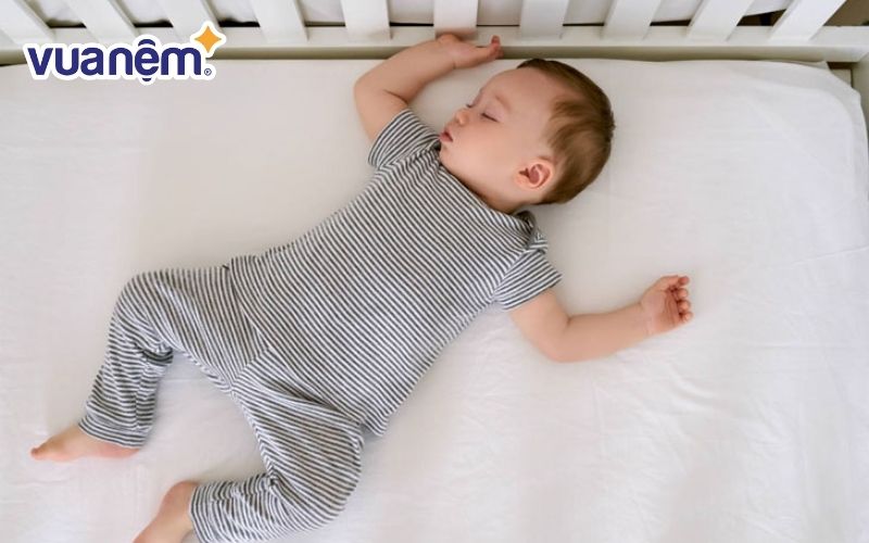 Trẻ em nên nằm nệm mỏng với độ cứng vừa phải