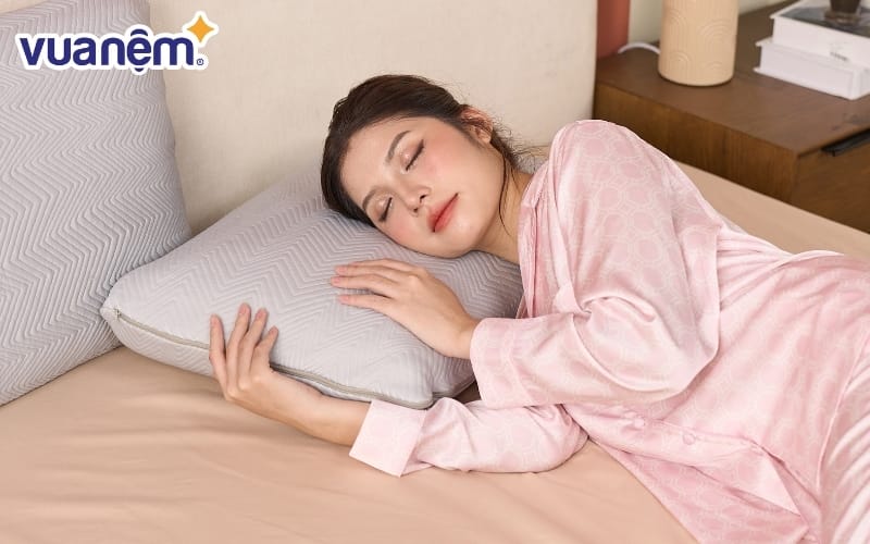 Chọn gối đúng chiều cao không chỉ giúp bạn dễ ngủ hơn mà còn mang lại nhiều lợi ích sức khỏe