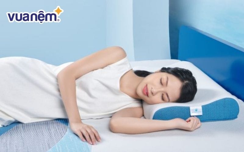 Gối trung bình cân bằng giữ mềm êm ái và nâng đỡ cứng cáp