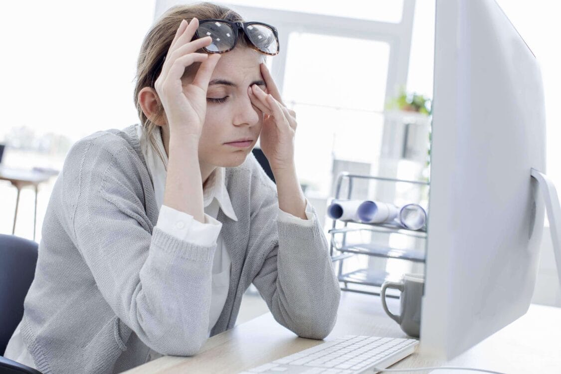 Đặc trưng của quán tính ngủ là việc khó thức giấc, giảm khả năng nhận thức, không linh hoạt vể thể chất và uể oải dai dẳng