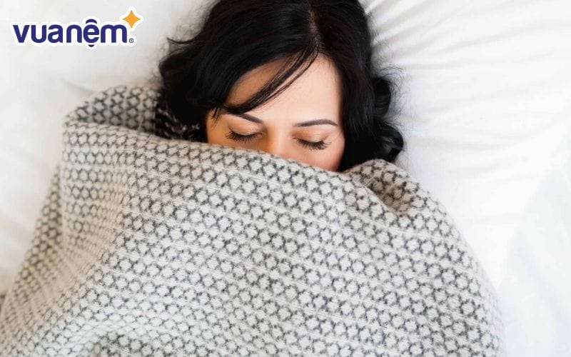 Đắp thêm chăn để ngủ ngon hơn