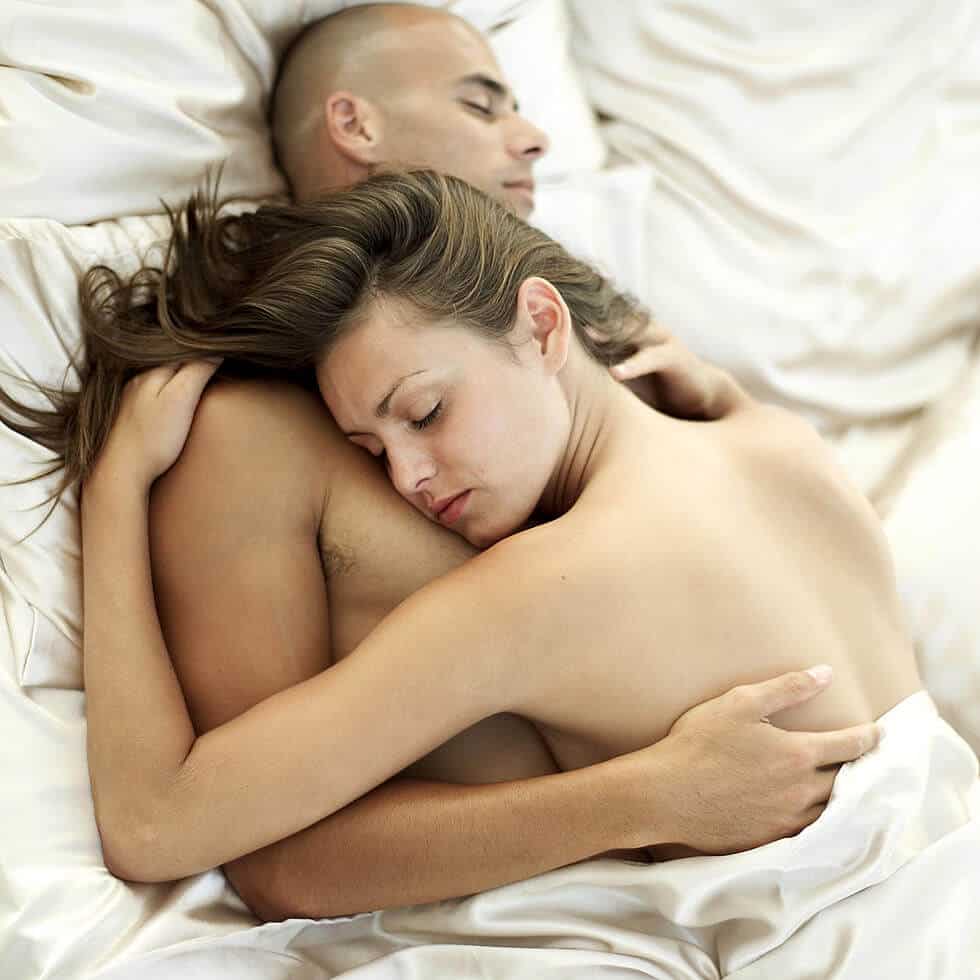ngủ nude cũng tốt cho sự thân mật lứa đôi
