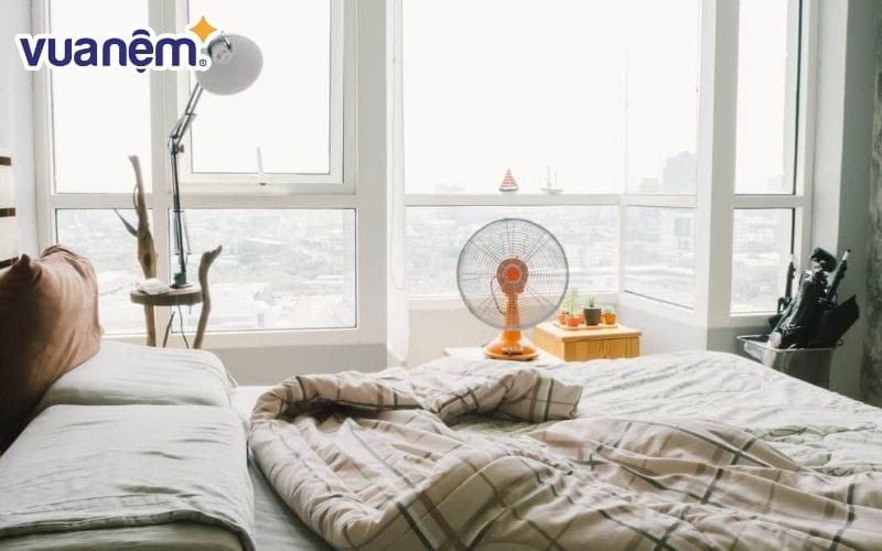 Mở quạt giúp phòng ngủ thoáng khí, lưu thông mát mẻ và dễ chịu hơn khi nằm ngủ.