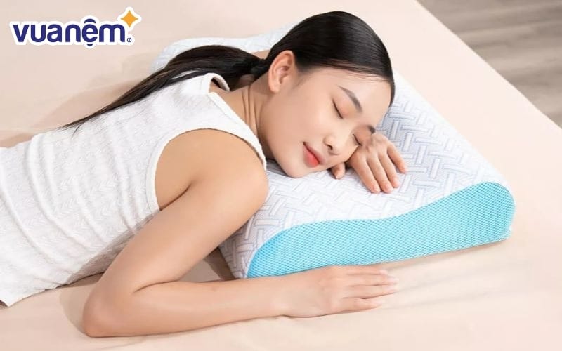 Gối làm mát là “trợ thủ đắc lực” giúp bạn ngủ quạt mà vẫn dễ chịu suốt đêm.