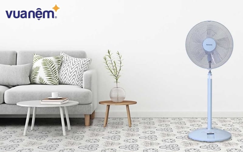 Nên để quạt ở cuối chân giường hoặc quay ngang cơ thể người nằm với khoảng cách là 2 mét.