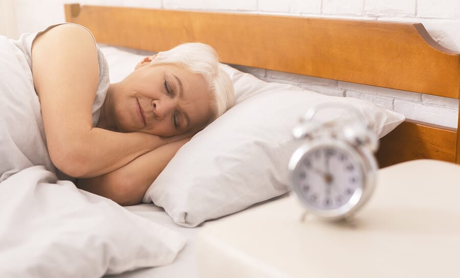 người già nên tránh xem đồng hồ trước khi ngủ