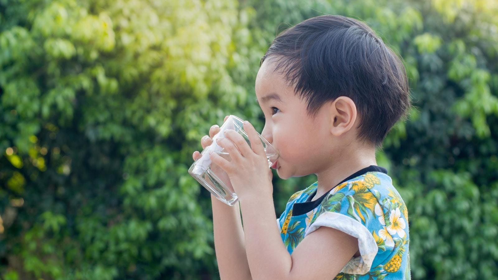 Trẻ uống ít nước có thể dẫn đến nước tiểu có mùi khai