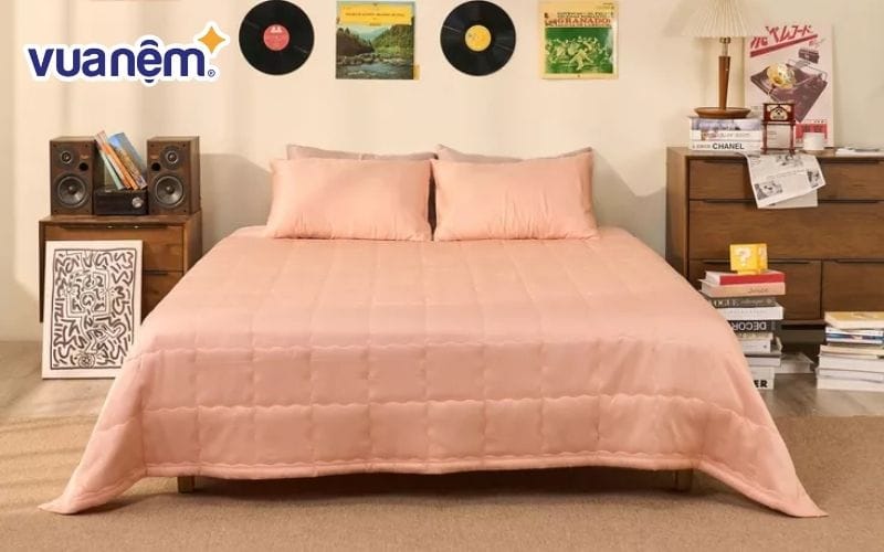 Chuẩn bị giường ngủ sạch sẽ với chăn ga gối chất lượng