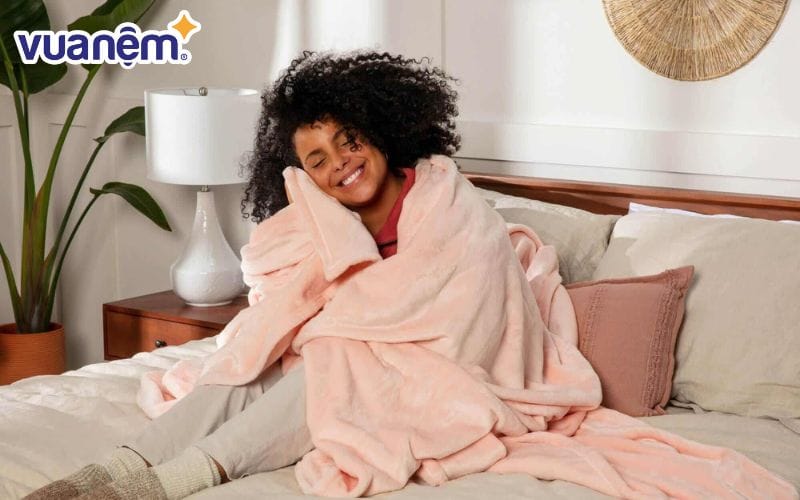 Cách phân biệt chăn lông cừu thật giả: Lông cừu thật bạn sẽ khá khó khăn trong việc mướt chăn