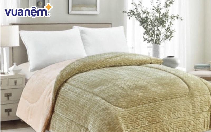 Quan sát phần mặt trái của chăn để phân biệt chăn lông cừu thật và giả