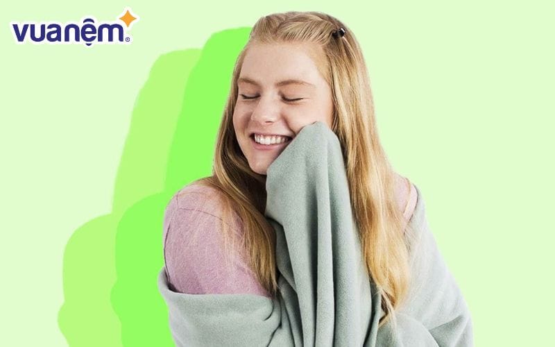Chăn lông cừu giả sẽ cho cảm giác lạnh buốt khi đắp lên tay