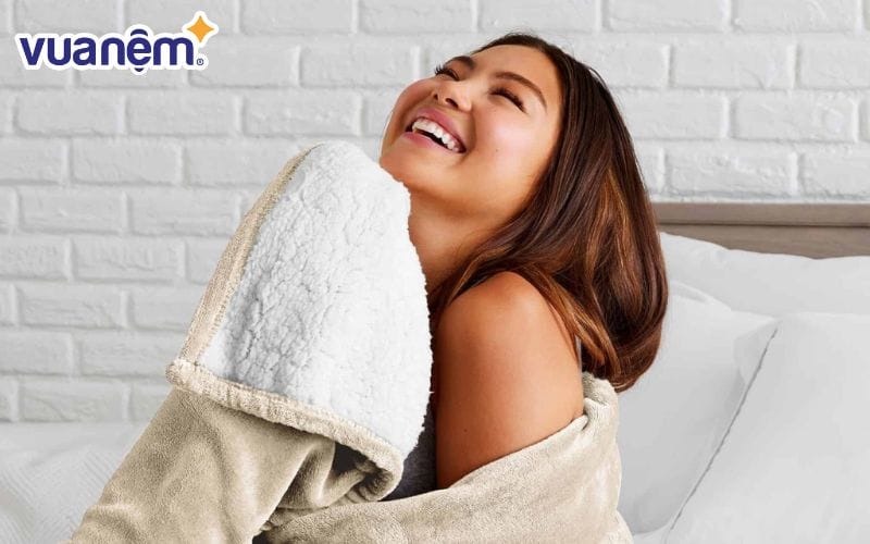 Những chiếc chăn lông cừu thật sẽ lấy lại hình dạng mượt mà ngay cả khi bạn vò chăn mạnh