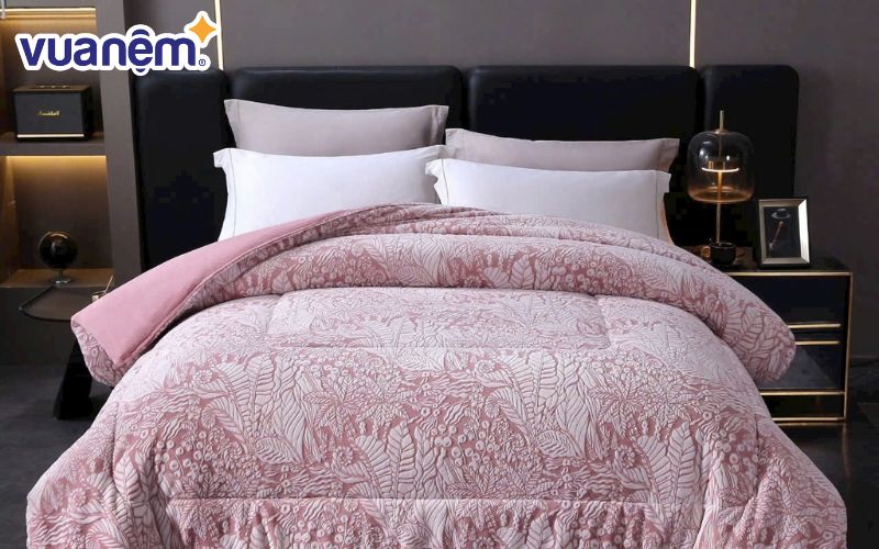 Kiểm tra mùi đặc trưng của chăn lông cừu để phân biệt chăn lông cừu thật và giả