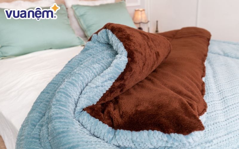 Dùng ánh sáng soi vào chăn