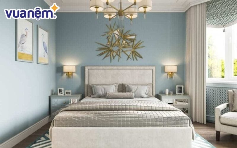 Cách đặt giường ngủ đúng cách - Gia chủ tránh kê giường dưới đèn chùm