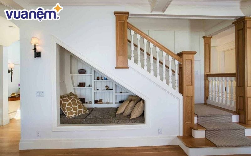 Cách đặt giường ngủ đúng cách - Tránh bố trí giường ngủ dưới cầu thang