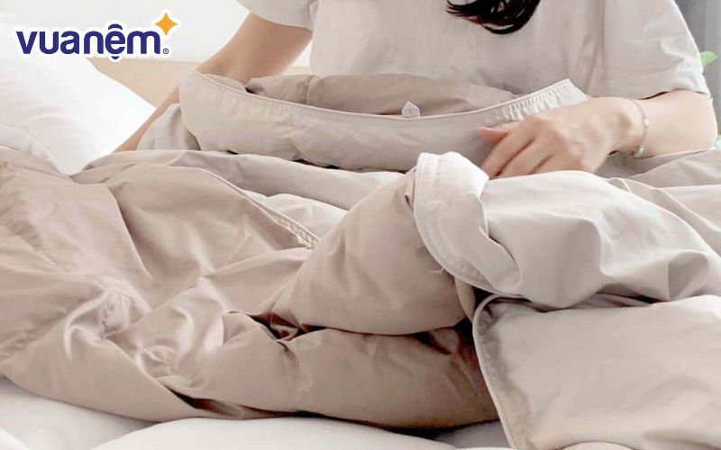 Chọn ruột chăn Chọn ruột chăn phù hợp với kích thước của phòng ngủ