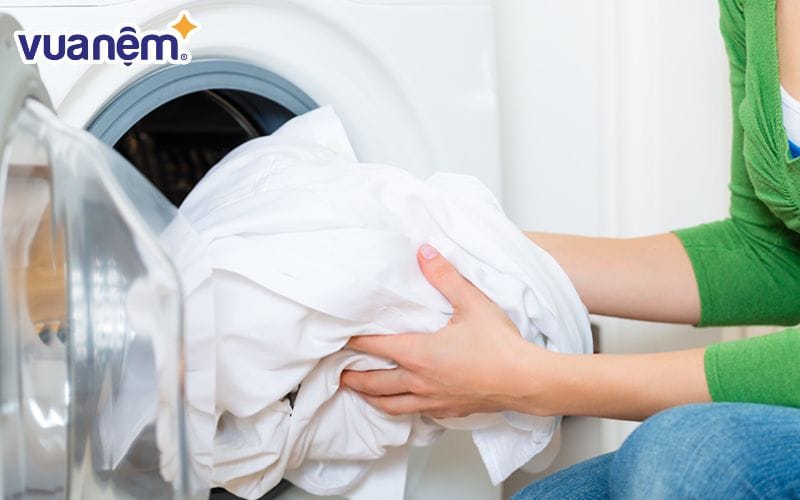 Tránh giặt cùng lúc quá nhiều chăn, ga hay ruột chăn siêu nhẹ trong một lần giặt