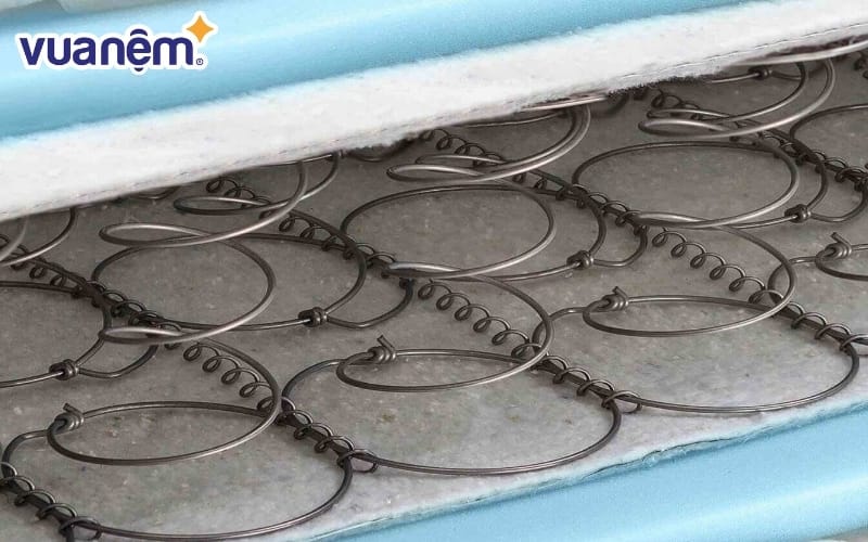 Nệm lò xo liên kết có ưu điểm là độ cứng cao hơn nệm lò xo túi độc lập