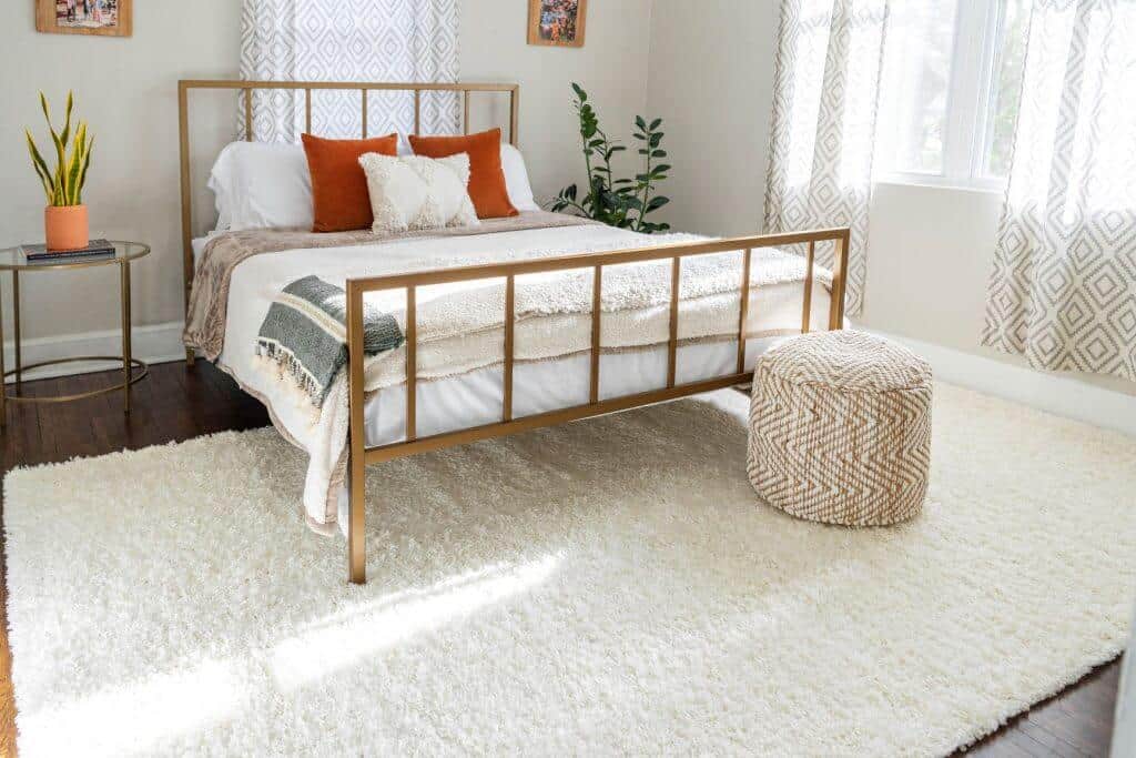 Thảm lông màu trung tính phối màu hoàn hảo với giường ngủ