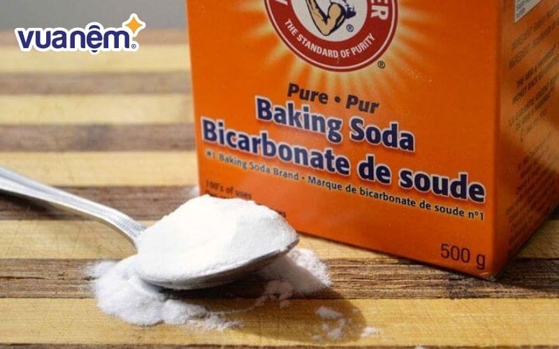 Baking soda giúp loại bỏ vết bẩn trên drap gối một cách dễ dàng