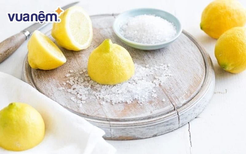 Sử dụng muối và chanh tươi để làm sạch vết ố trên vỏ gối