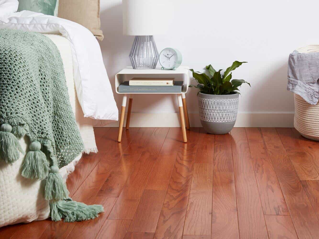 thiết kế phòng ngủ cho người già với sàn gỗ