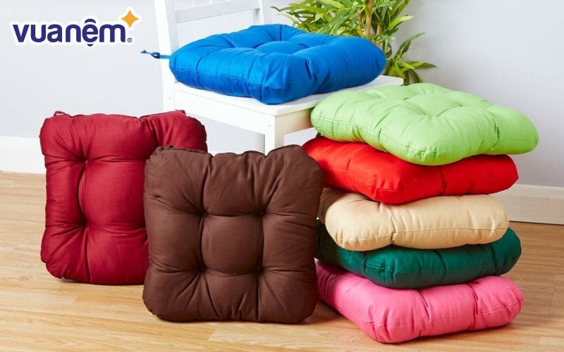 Gối ngồi còn quen thuộc với người tiêu dùng với tên gọi khác là nệm ngồi.