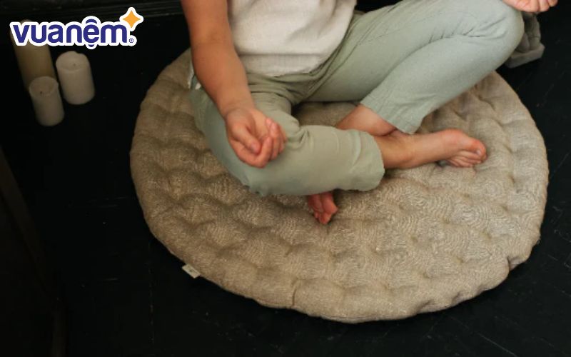 Gối đệm ngồi là vật dụng phổ biến dành cho người tập thiền.