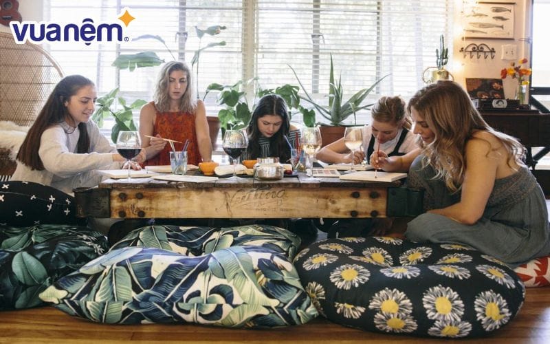 Nệm ngồi được sử dụng không chỉ để ngồi mà còn để trang trí cho không gian quán cà phê.
