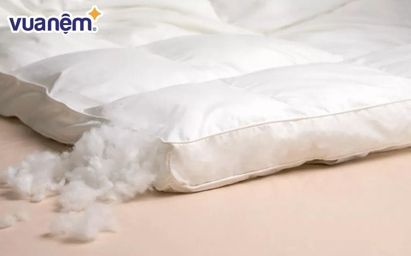Topper lông vũ được làm từ lông vũ tự nhiên hoặc lông vũ nhân tạo từ sợi tổng hợp cao cấp