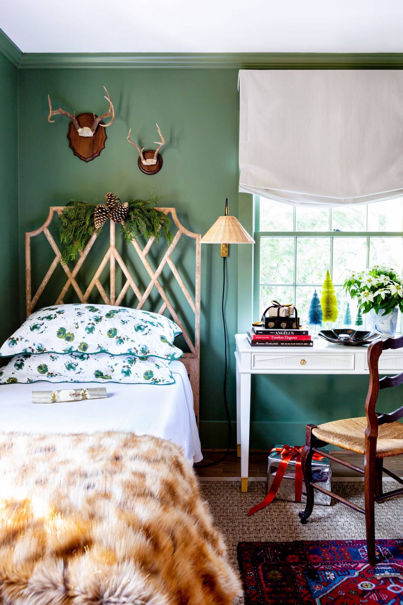 Trang trí phòng ngủ bằng những trái thông treo đầu giường