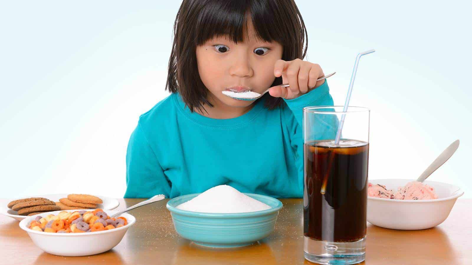 cho trẻ ăn nhiều thực phẩm chứa đường
