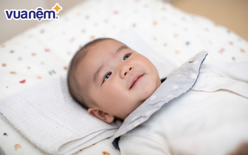 Thay vì sử dụng gối, cha mẹ có thể dùng khăn xô để làm gối cho trẻ sơ sinh.