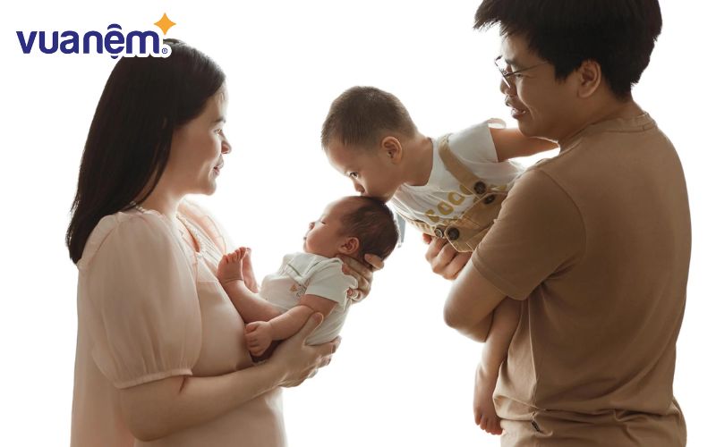 Nhiều cha mẹ thắc mắc liệu trẻ sơ sinh có nên nằm gối không.
