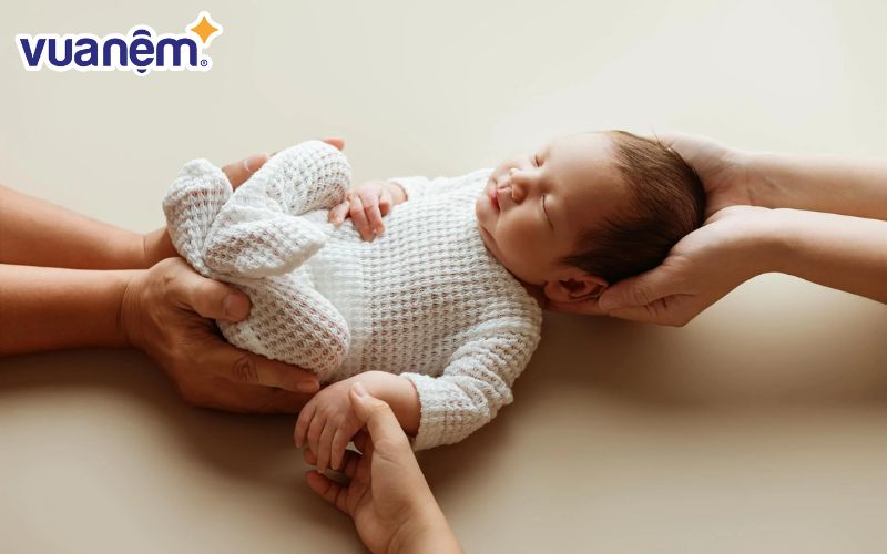 Trẻ nhỏ có cấu trúc xương còn mềm, chưa hoàn thiện, không nên nằm gối sớm.